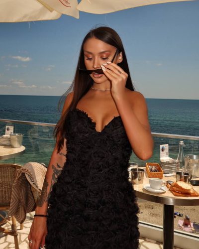 Сукня з трояндами на кісточці