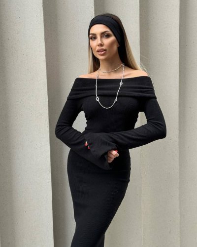 Сукня з горловиною-хомутом максі