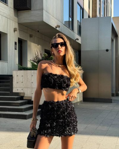 Топ з трояндами на сітці