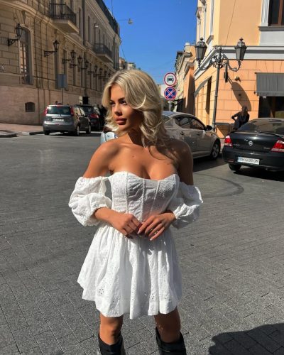 Корсетна сукня з прошви